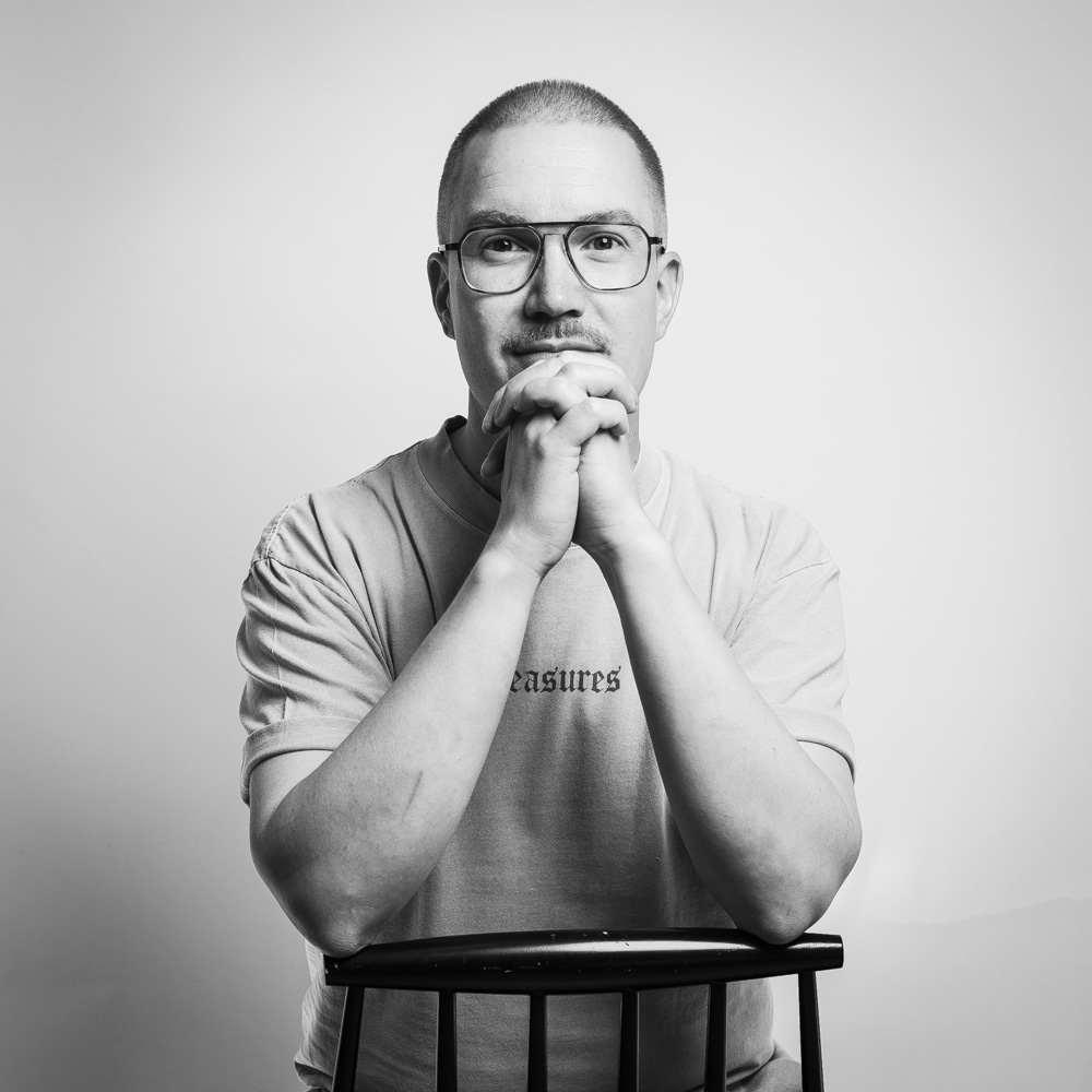 Jaakko Jokio istuu tuolin ääressä